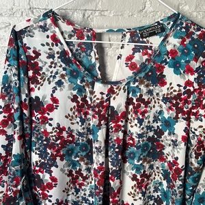 Sweet Little Floral Top from Stitch Fix size Medium